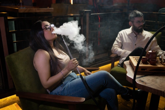 How does a smoking club work?