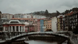 La ría de Bilbao con el Mercado de la Ribera y una pasarela peatonal