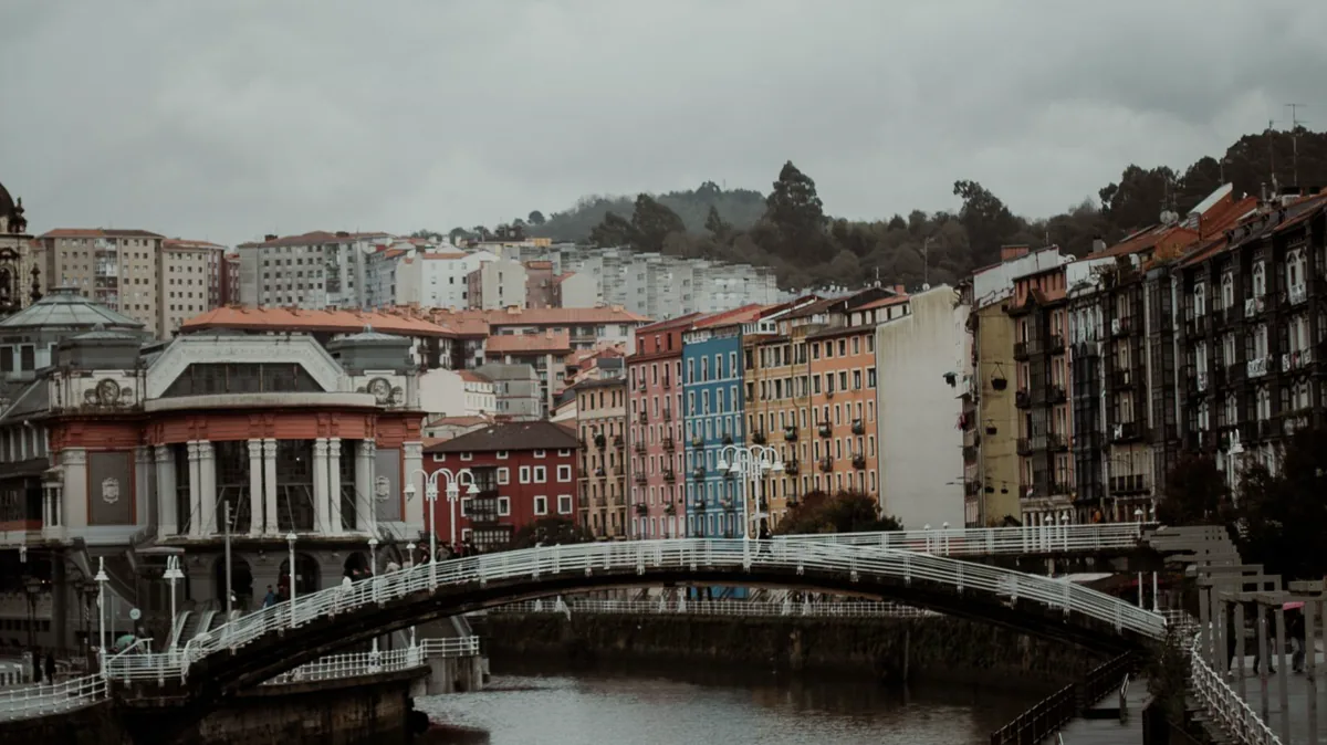 La ría de Bilbao con el Mercado de la Ribera y una pasarela peatonal